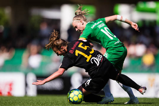 Umeås Olivia Holm i kamp om bollen med Umeås Hammarbys