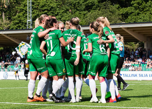 Hammarbys spelare jublar efter att Hammarbys Emilia Larsson gjort 3-0 för Hammarby