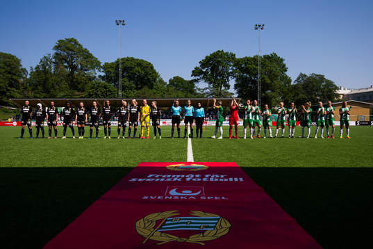 Båda lagens spelare och domarteamet ställer upp sig innan