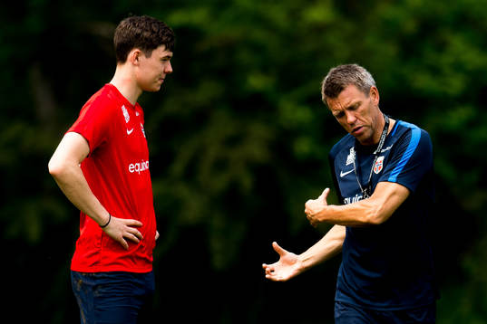 Jørgen Strand Larsen of Norway and Gunnar Halle, head coach of Norway G19,