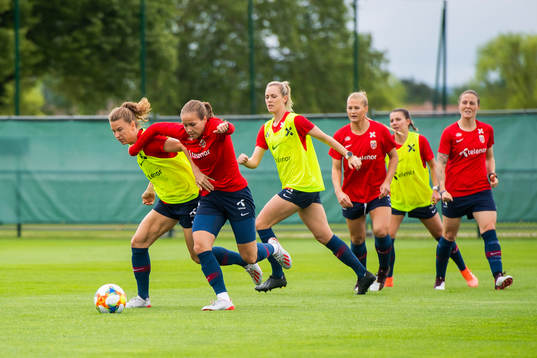 Synne Skinnes Hansen and Guro Reiten of Norway