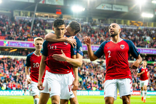 Tarik Elyounoussi of Norway celebrates with his teammates Martin Ødegaard, Ole Kristian Selnæs and Haitam Aleesami after scoring 1-0
