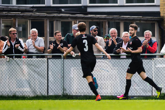  Hittarps Edis Agelius jublar med lagkamrater efter 1-0 