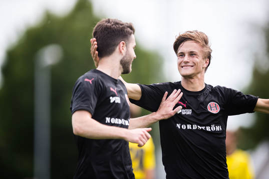   Hittarps Edis Agelius och David Stenblom jublar efter 2-0
