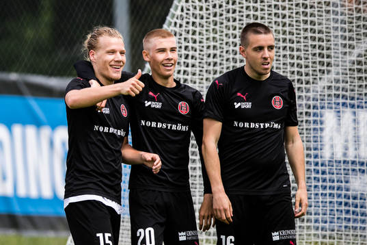  Hittarps Jonathan Olsson jublar efter 3-1 tillsammans med Oliver Rosendahl och Edward Plönning 