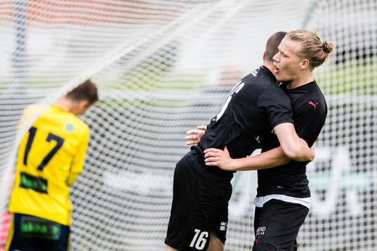  Hittarps Jonathan Olsson jublar efter 3-1 