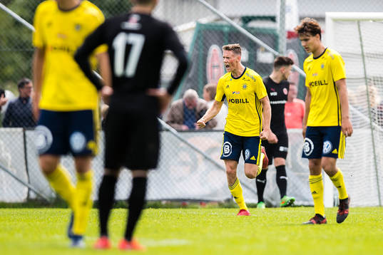   Ängelholms Philip Comnell jublar efter 2-1