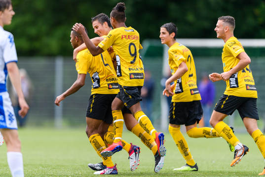Elfsborgs Zakkar Alissa klappas om av lagkamrater efter 1-1