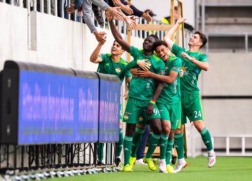 Dalkurds Kerfala Cissoko jublar med lagkamrater efter 1-0