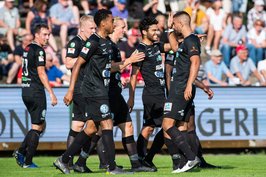 Västerås Karwan Safari jublar med lagkamarater