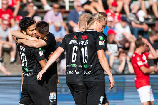 Västerås Karwan Safari jublar med lagkamarater