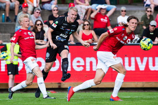 Degerfors Oliver Ekroth och Gustav Granath försvarar mot