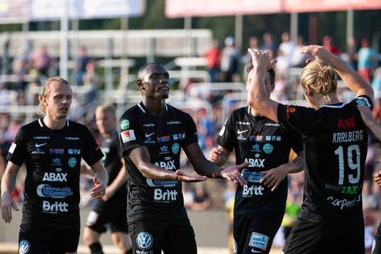 Västerås Ravy Tsouka Dozi jublar med lagkamrater