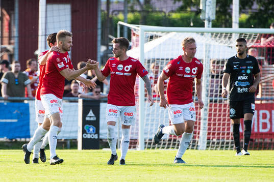 Degerfors Erik Björndahl jublar med lagkamrater efter att han gjort 2-2