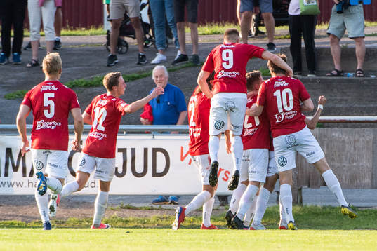 Degerfors spelare jublar