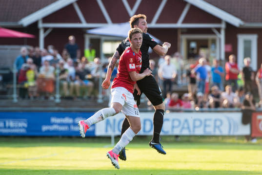Degerfors Erik Lindell och Västerås Filip Tronet i duell