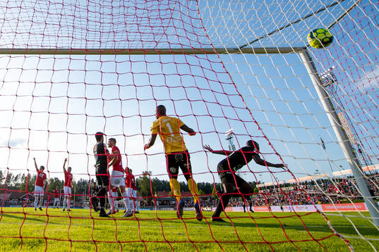 Västerås Ravy Tsouka Dozi jublar och gör 2-2
