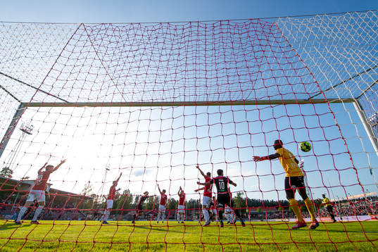 Degerfors målvakt Ismael Diawara och lagkamrater reagerar