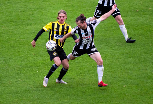  IFK Hässleholms Isaak Holmberg i matchen i division 2 mellan IFK Hässleholm och Bromölla i Hässleholm 15 juni 2019.  