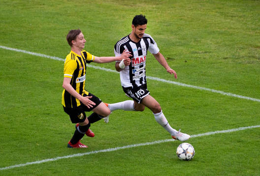  IFK Hässleholms Lucas Johnsson och Bromöllas Ameer Naseer  i matchen i division 2 mellan IFK Hässleholm och Bromölla i Hässleholm 15 juni 2019.  