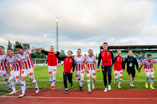 Kent-Are Antonsen, Magnus Andersen and the players of Tromsø celebrate