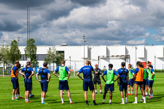 Tränare Henrik Larsson håller en samling