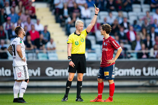 Örgrytes Jakob Lindström får gult kort av domare Adam