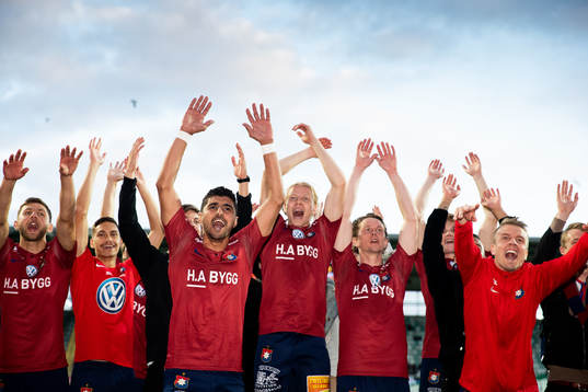 Örgrytes Ailton Almeida och Gustav Ludwigson mfl jublar