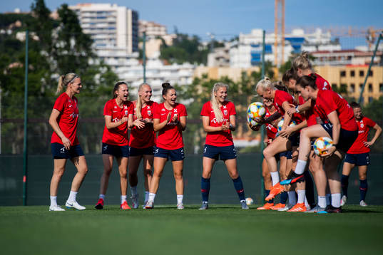 Goalkeeper Ingrid Hjelmseth, Caroline Graham Hansen, Maria