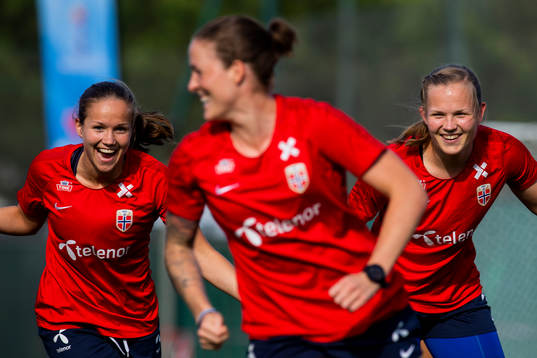 Guro Reiten, Isabell Lehn Herlovsen and goalkeeper Oda