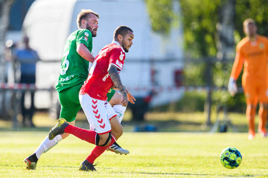 Hammarbys Mads Fenger Nielsen och Kalmars Emaxwell Souza de