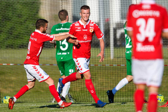 Kalmars Alexander Ahl Holmström jublar med Måns Söderqvist efter 1-0 målet