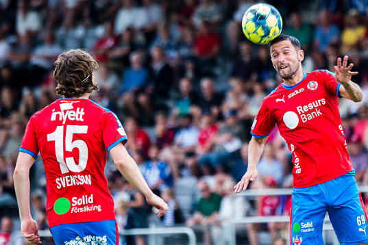 Helsingborgs David Boysen nickar till Max Svensson
