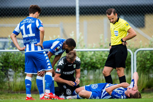 IFK Göteborgs August Erlingmark får behandling efter en smäll