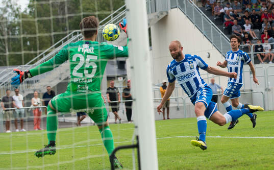 Helsingborgs Robin Söder nickar mot Kalle Joelsson i