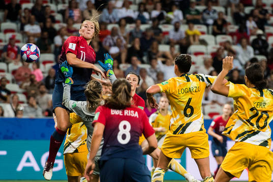 Lisa-Marie Karlseng Utland of Norway in a duell with goalkeeper Lydia Williams of Australia