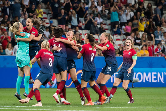 Players of Norway celebrates