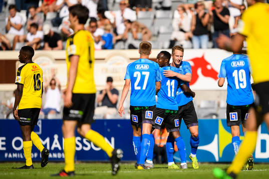 Halmstads Sadat Karim jublar med lagkamrater efter sitt 1-0 mål