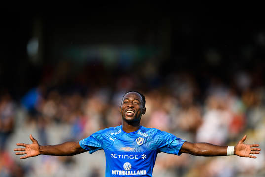 Halmstads Sadat Karim jublar efter 2-0 målet