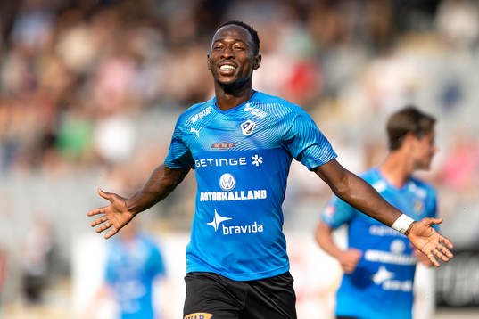 Halmstads Sadat Karim jublar efter 2-0