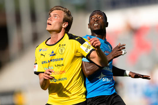 Frejs Marcus Degerlund och Halmstads Sadat Karim