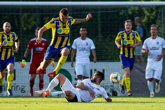 Eskilsminnes Casper Seger i duell med Landskronas Igor Arsenijevic