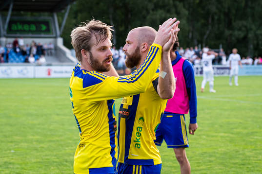 Eskilsminnes Mathias Unkuri och Emil Åberg jublar