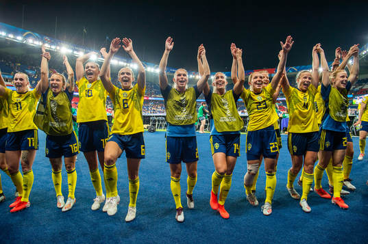 Stina Blackstenius , Julia Zigiotti Olme , Fridolina Rolfö , Magdalena Eriksson , Jonna Andersson , Julia Roddar , Elin Rubensson , Anna Anvegård , Hanna Glas and Mimmi Larsson of Sweden celebrate