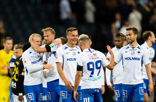 IFK Norrköpings spelare  jublar och tackar fansen