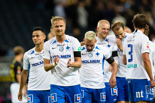 IFK Norrköpings spelare med Kasper Larsen (närmast i bild) jublar och tackar fansen