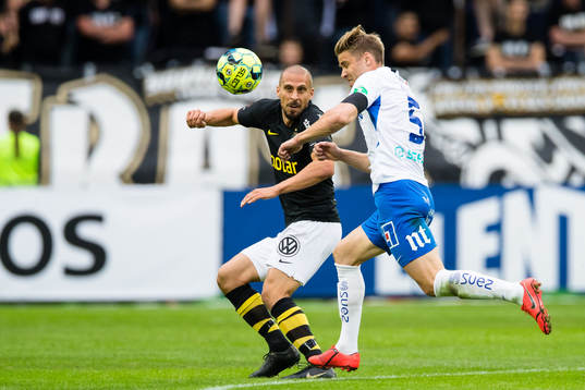 s Panajotis Dimitriadis i kamp om bollen med IFK Norrköpings Christoffer Nyman under fotbollsmatchen i Allsvenskan mellan AIK och IFK Norrköping den 25 juni 2019 i Stockholm. 