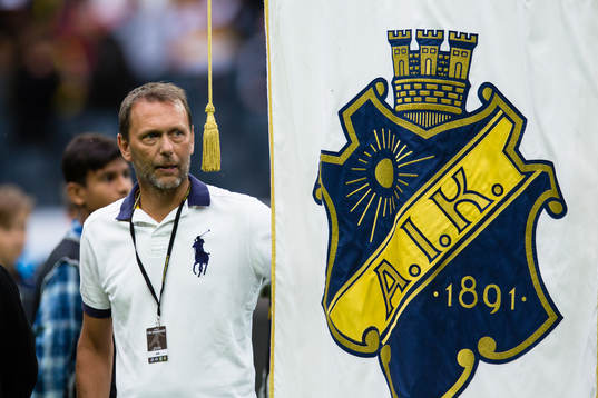 s tidigare spelare Krister Nordin agerar flaggbärare inför fotbollsmatchen i Allsvenskan mellan AIK och IFK Norrköping den 25 juni 2019 i Stockholm. 