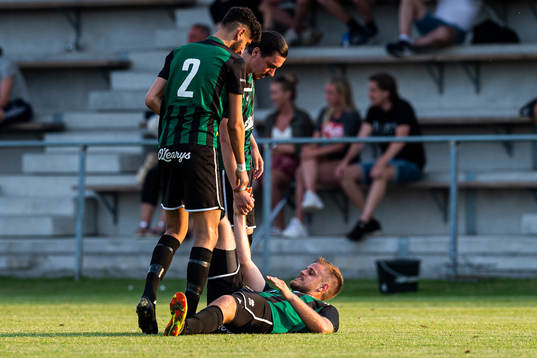 Högaborgs Emil Nilsson har ont och får vård av