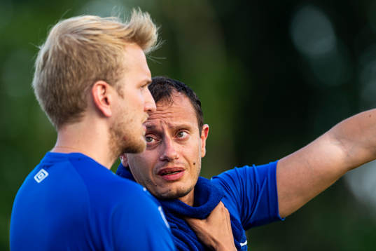 Höganäs tränare Alexander Vikner i samtal med assisterande tränare Linus Ahlberg